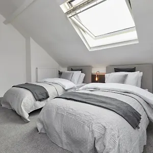 Your - Spacious 5 Bedroom House Holiday home Sheffield
